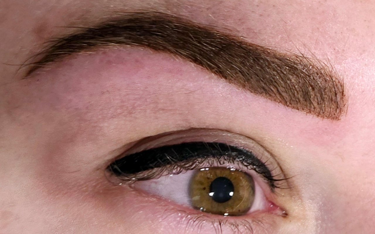 Semi-permanent brows and eyeliner by Jaki