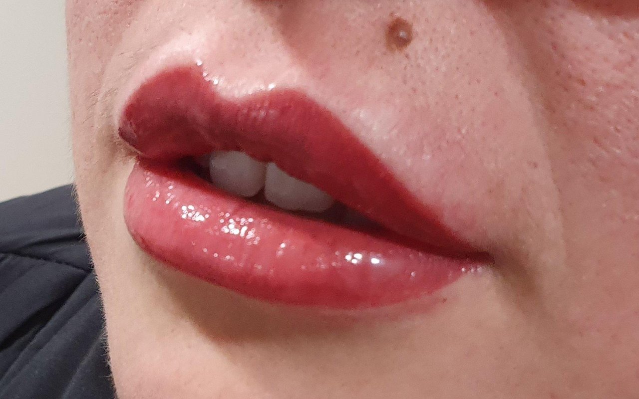 Semi-permanent lip blush by Jaki