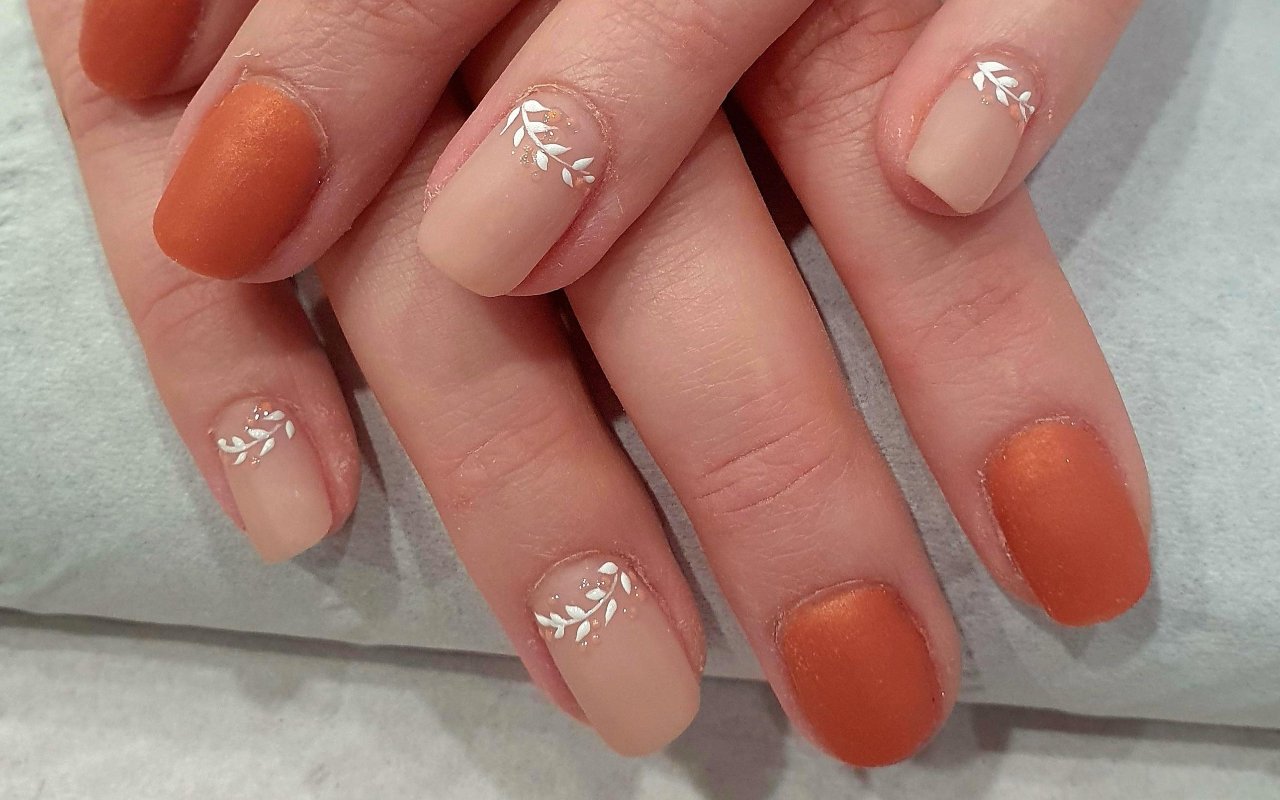 Autumn toned nails with delicate leaf detail