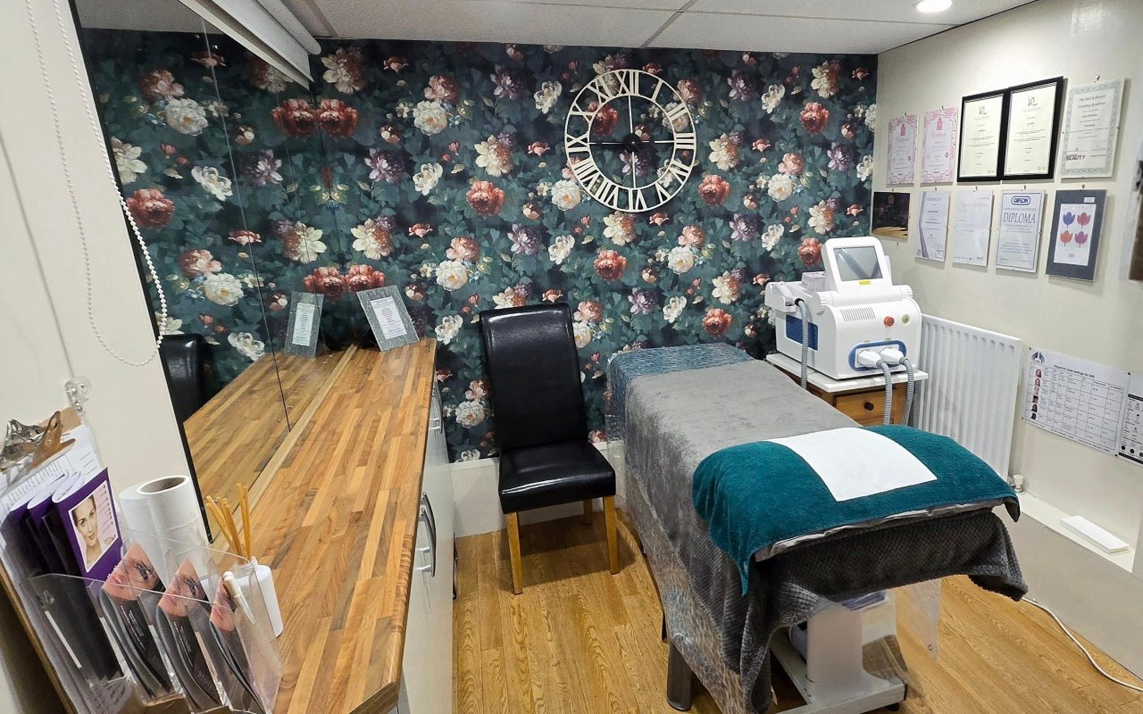 The treatment room with its floral feature wall